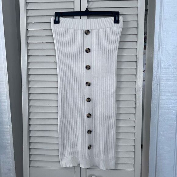 Elegant White Button-Down Skirt - Picture 2 of 9